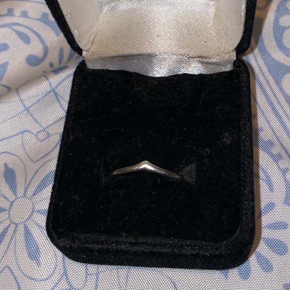 STERLING SILVER: Simple V-cut ring - Picture 3 of 5